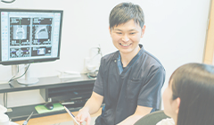 大船みらい歯科の歯科医師が笑顔で説明している様子