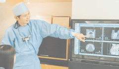 大船みらい歯科の歯科医師がCT画像を説明している様子