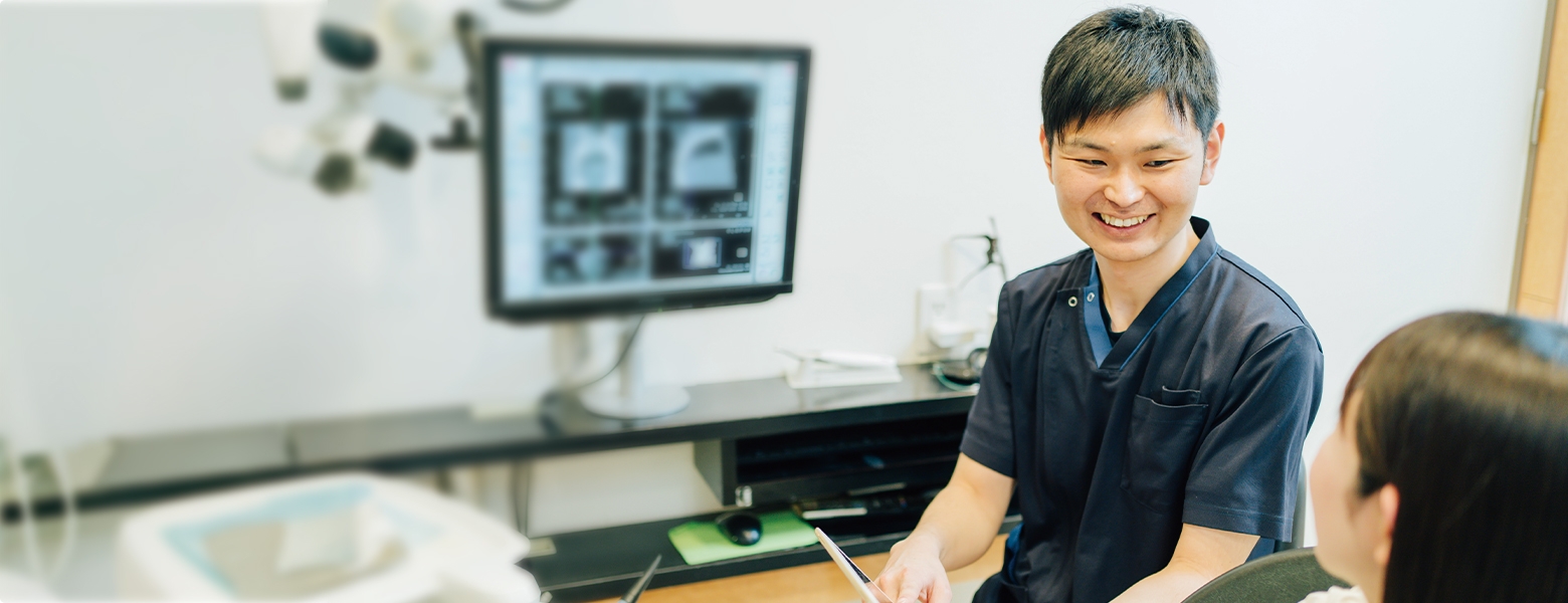 大船みらい歯科の歯科医師が笑顔で説明している様子