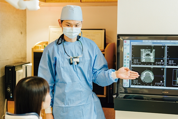 大船みらい歯科の歯科医師がCT画像を説明している様子