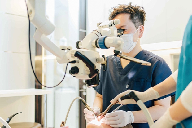 大船みらい歯科の歯科医師がマイクロスコープで治療を行っている様子