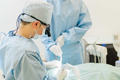 大船みらい歯科の歯科医師が拡大鏡を用いて治療を行っている様子