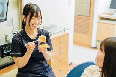 大船みらい歯科の歯科衛生士がブラッシング指導を行っている様子