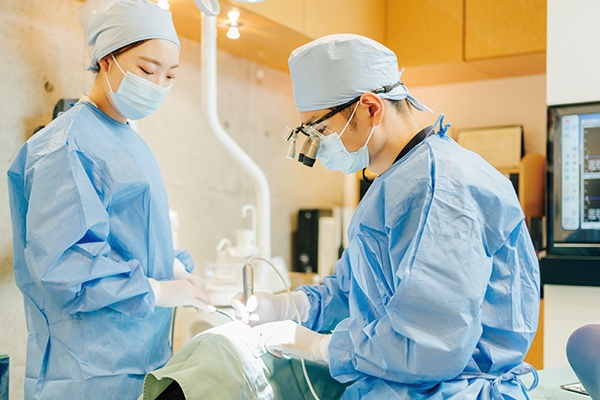 大船みらい歯科の歯科医師が拡大鏡を用いて治療を行っている様子