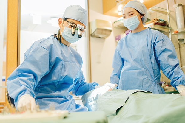 大船みらい歯科の歯科医師が拡大鏡を使用して治療中の様子