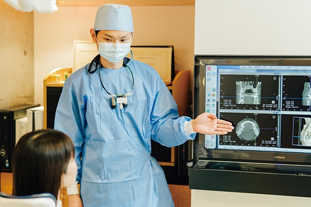 大船みらい歯科の歯科医師がCT画像を説明している様子