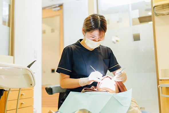 大船みらい歯科の歯科衛生士がメンテナンスを行っている様子
