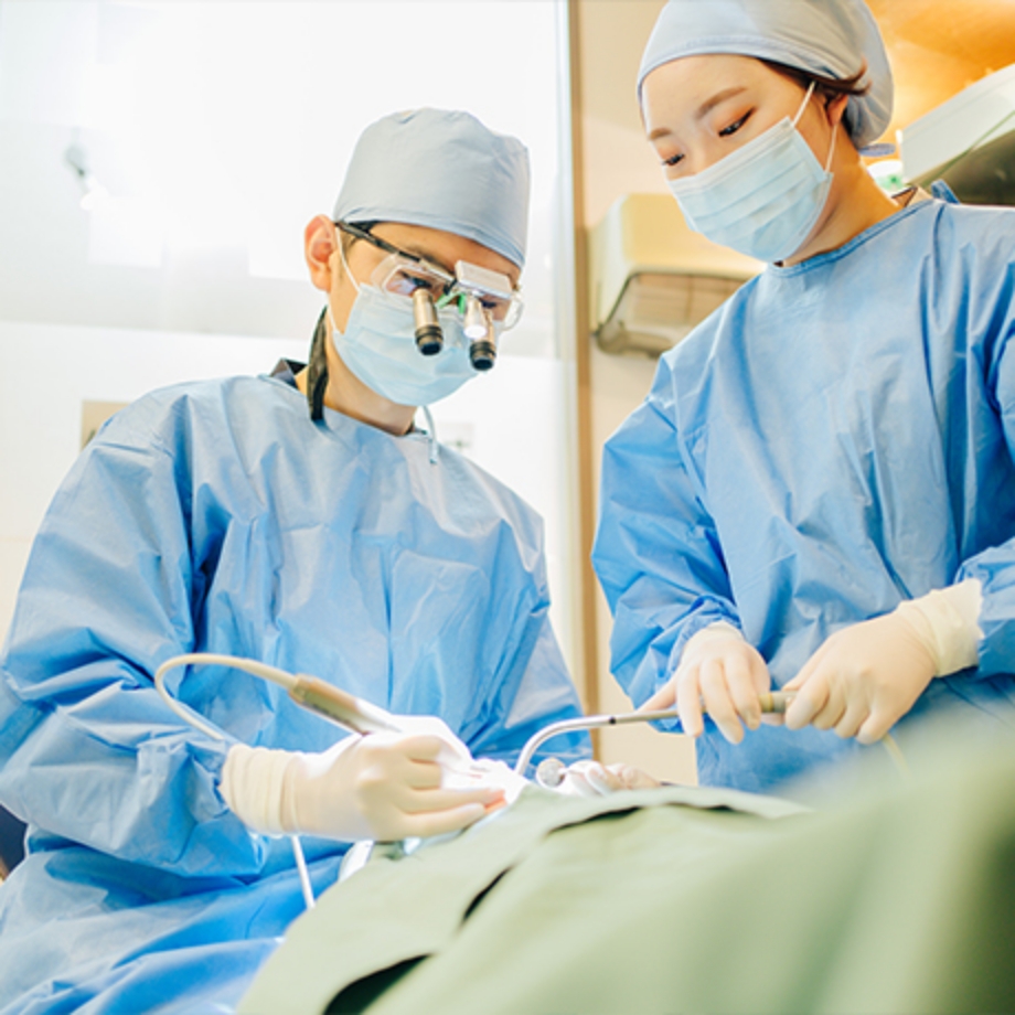 大船みらい歯科の歯科医師が拡大鏡を用いて治療している様子