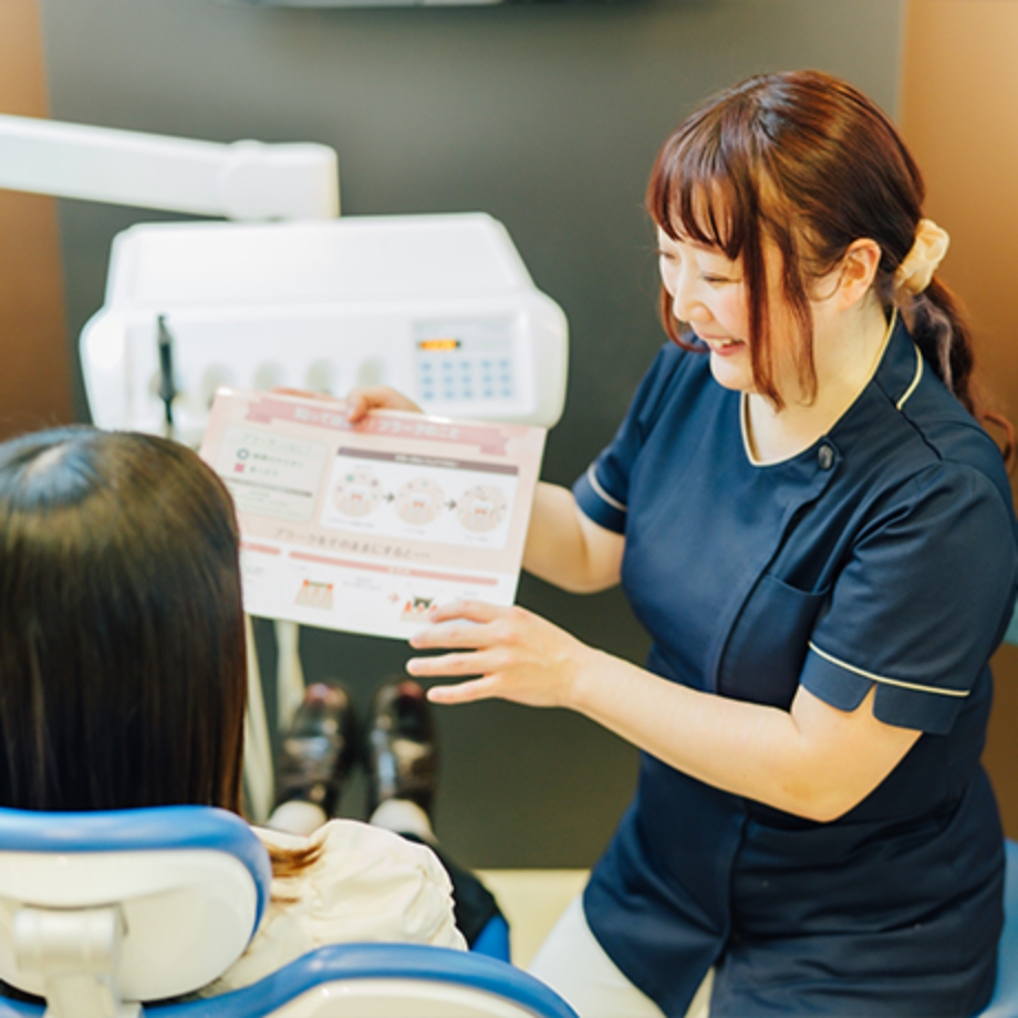 大船みらい歯科の歯科衛生士が説明している様子