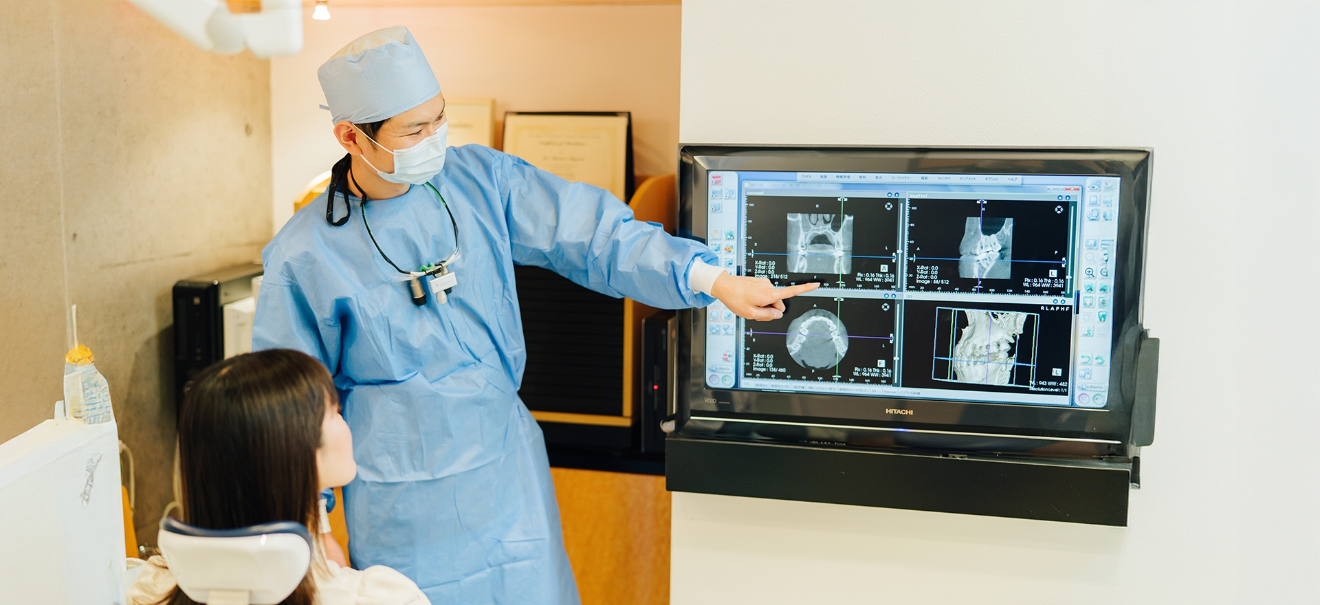 大船みらい歯科の歯科医師がCT画像を説明している様子